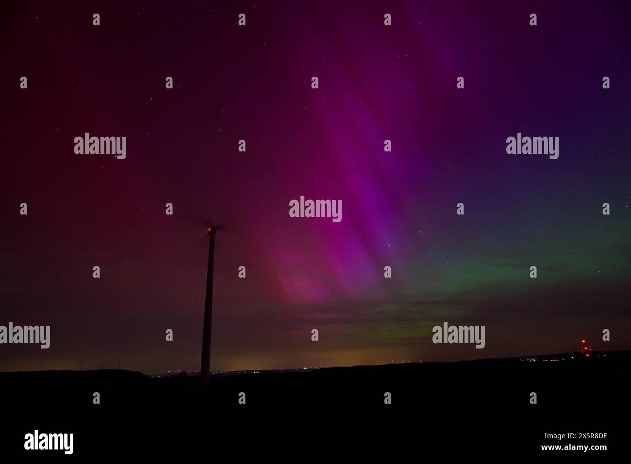 11.05.2024, xjrdrx, nouvelles Vermischtes, Polarlichter erscheinen über dem Saarland in Losheim am See v.l. Losheim am See *** 11 05 2024, xjrdrx, nouvelles divers, aurores boréales apparaissent au-dessus de la Sarre à Losheim am See v l Losheim am See Banque D'Images