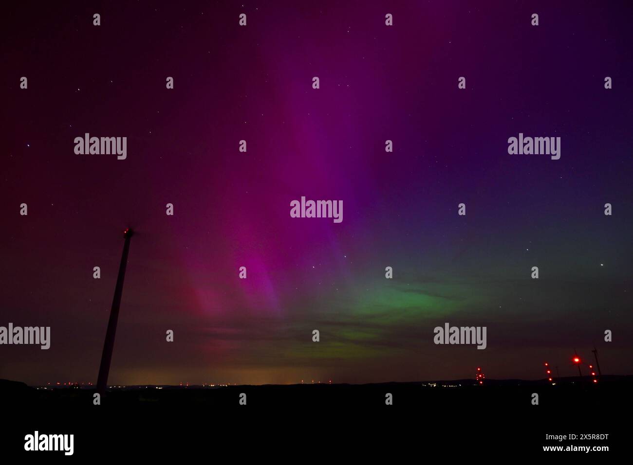 11.05.2024, xjrdrx, nouvelles Vermischtes, Polarlichter erscheinen über dem Saarland in Losheim am See v.l. Losheim am See *** 11 05 2024, xjrdrx, nouvelles divers, aurores boréales apparaissent au-dessus de la Sarre à Losheim am See v l Losheim am See Banque D'Images