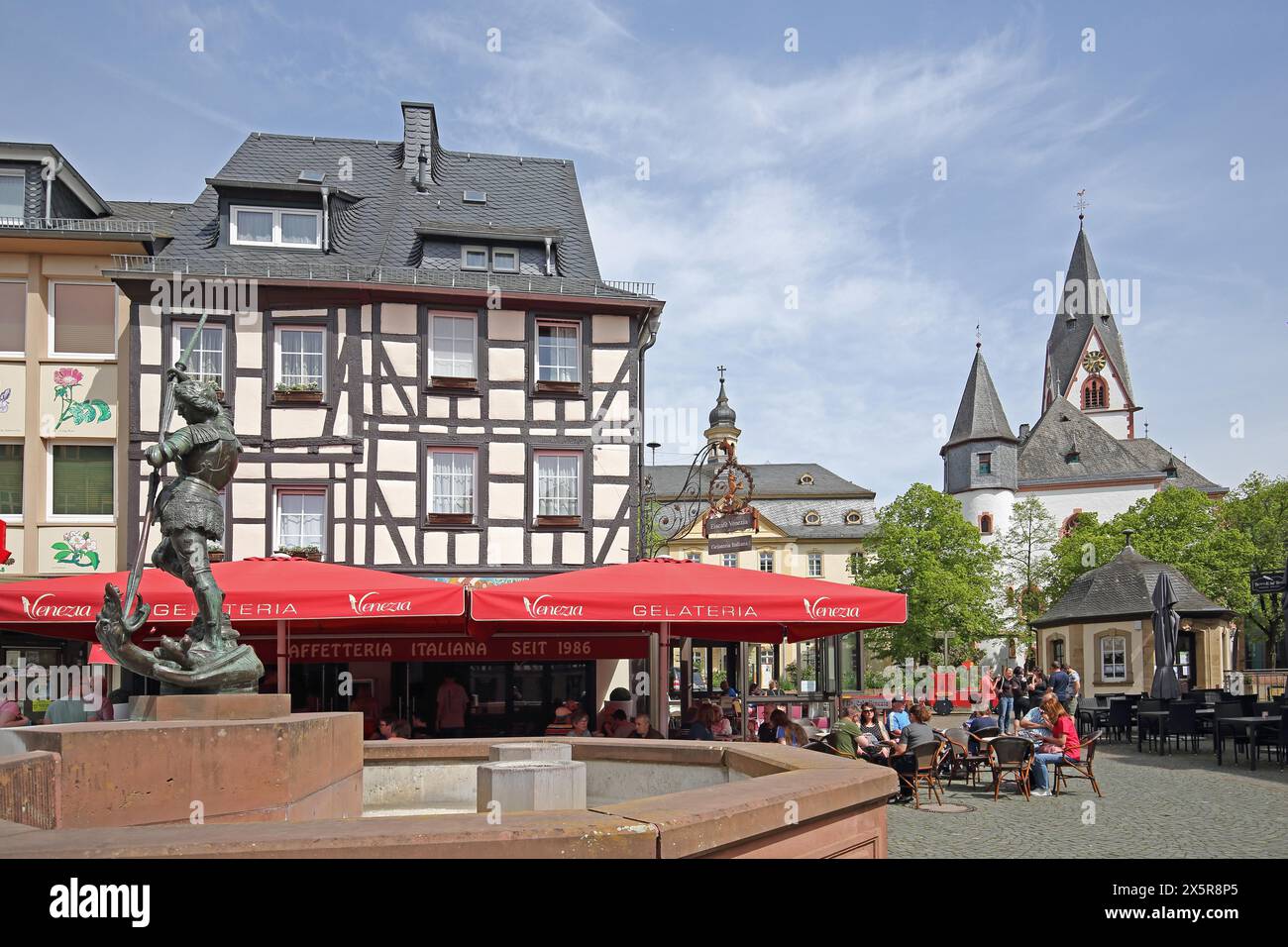 Place du marché avec fontaine de St George, tueur de dragon, pub de rue, gens, mairie, église de ville, Kirn, Hunsrueck, Rhénanie-Palatinat, Allemagne Banque D'Images