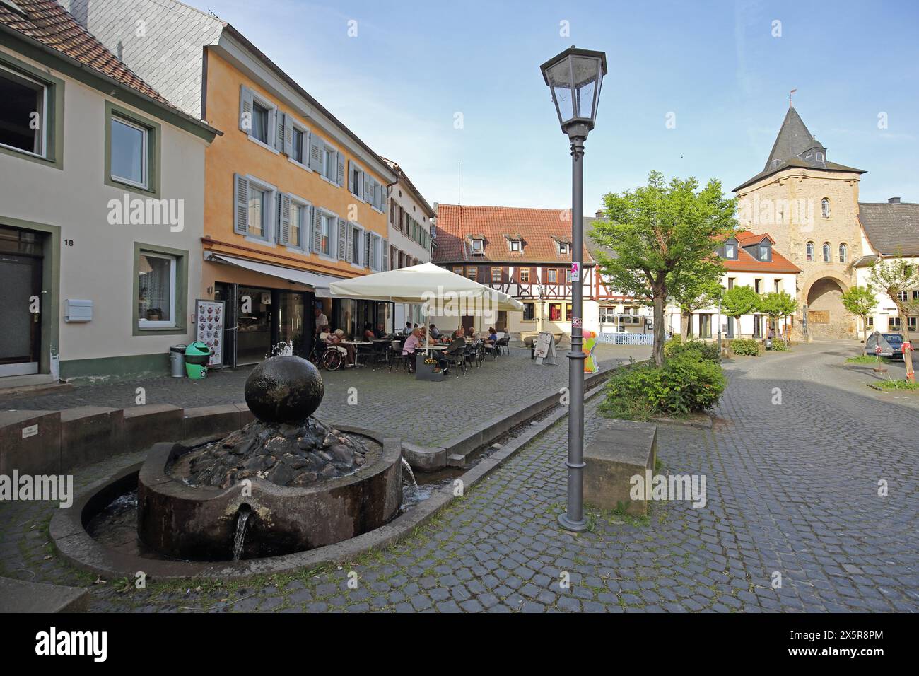 Rapportierplatz avec fontaine, porte inférieure historique, porte de ville, tour de ville, pub de rue, People, Meisenheim, Rhénanie-Palatinat, Allemagne Banque D'Images