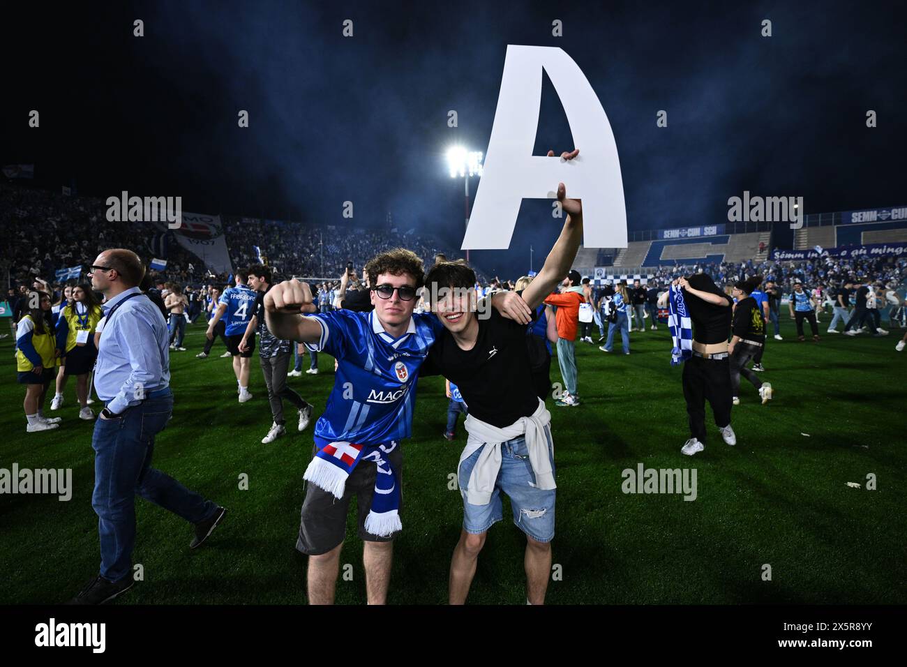 Supporters (Côme) lors du match Italien de Serie B entre Côme 1-1 Cosenza au stade Giuseppe Sinigaglia le 10 mai 2024 à Côme, Italie . Crédit : Maurizio Borsari/AFLO/Alamy Live News Banque D'Images