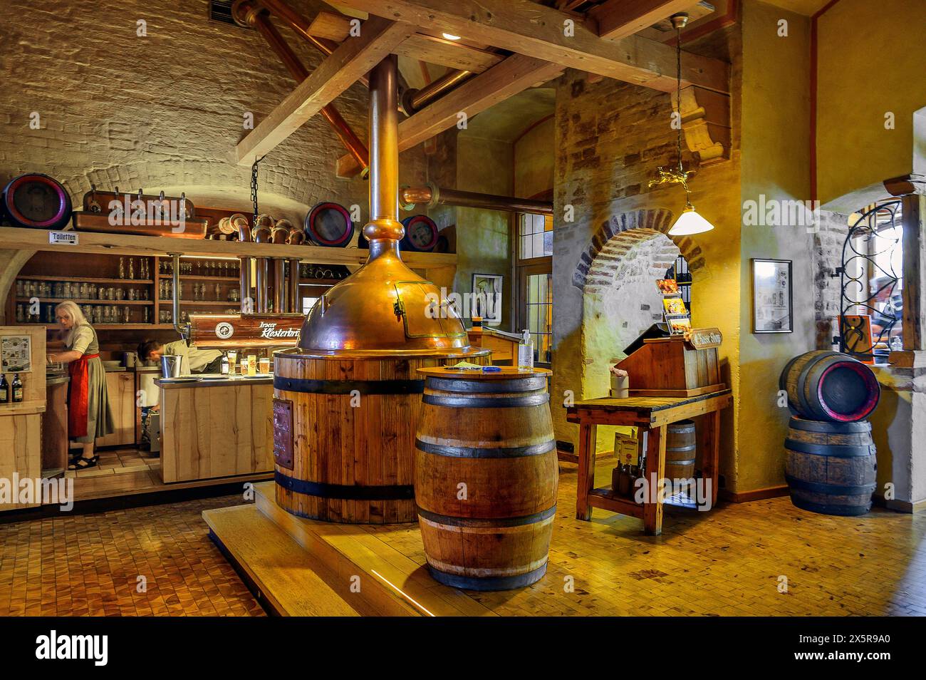 Intérieur avec bouilloire, brasserie inn, Irseer Klosterbraeu, Irsee, Bavière, Allemagne Banque D'Images