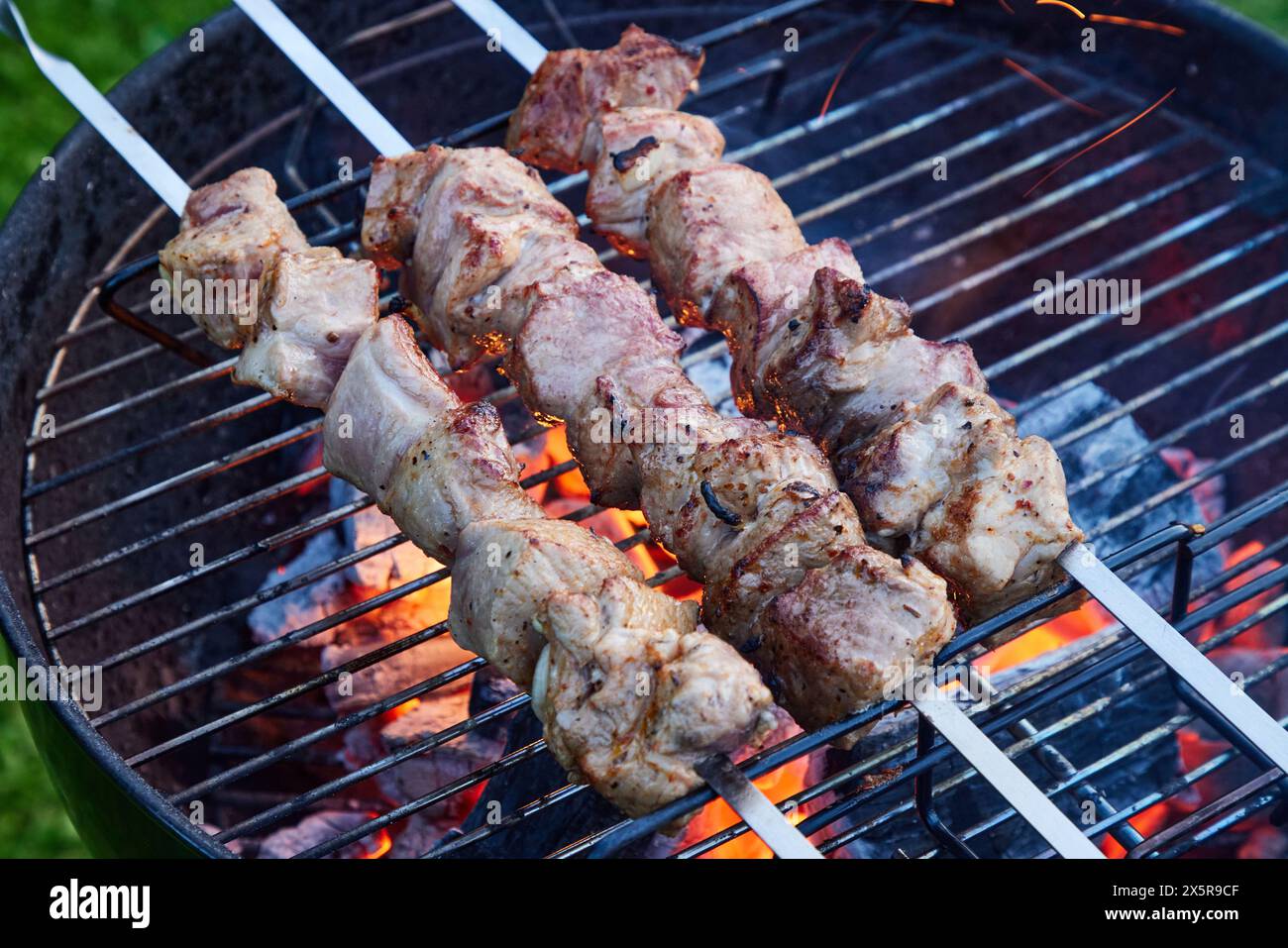 brochettes de viande de porc marinée grillée sur gril au charbon de bois, mise au point sélective Banque D'Images