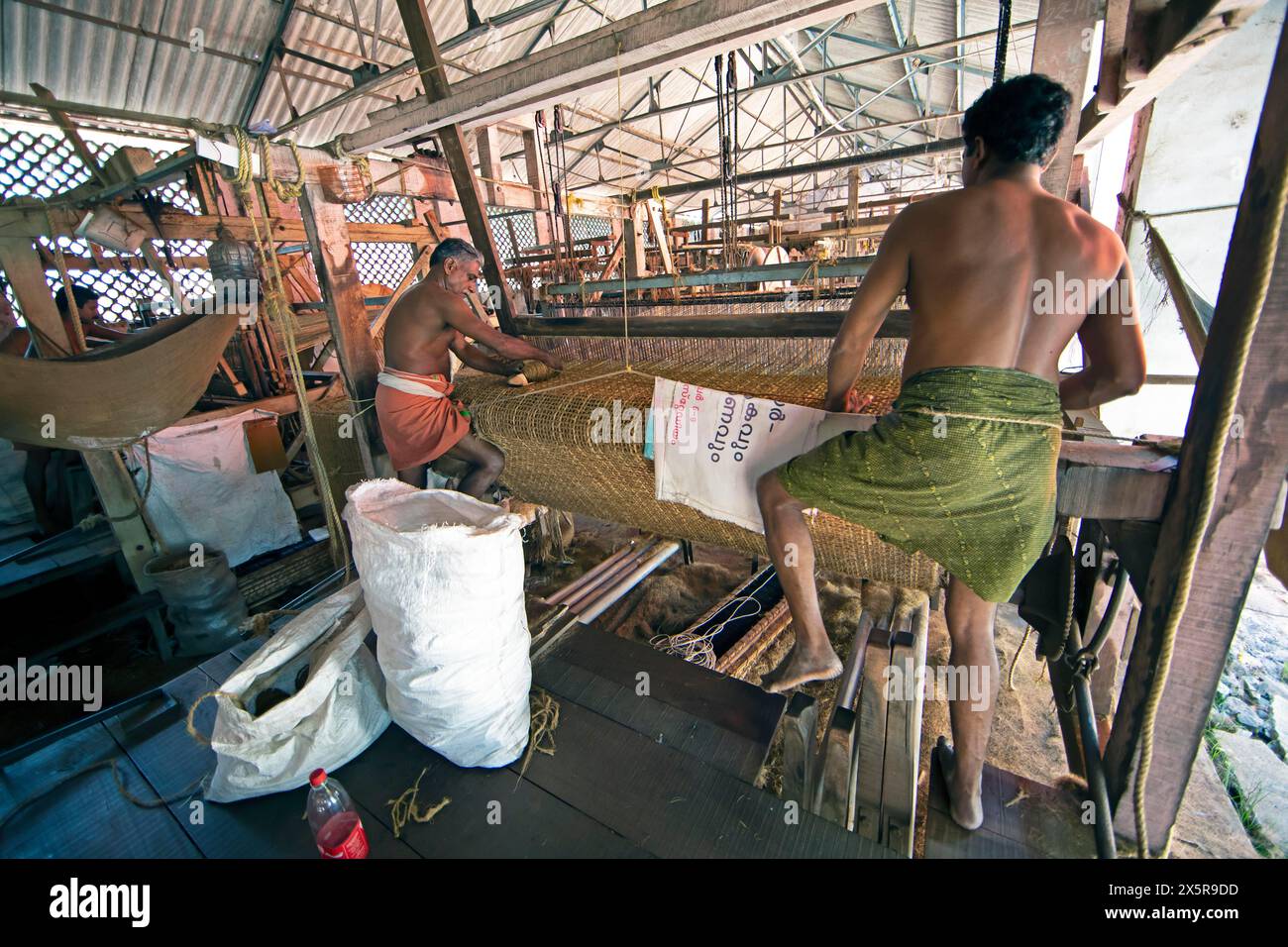 Ouvriers indiens dans l'usine de tissage des ouvriers Coir Mats et Mattings coopération, production de tapis de coco, production de tapis de coco, Muhamma, Alappuzha Banque D'Images