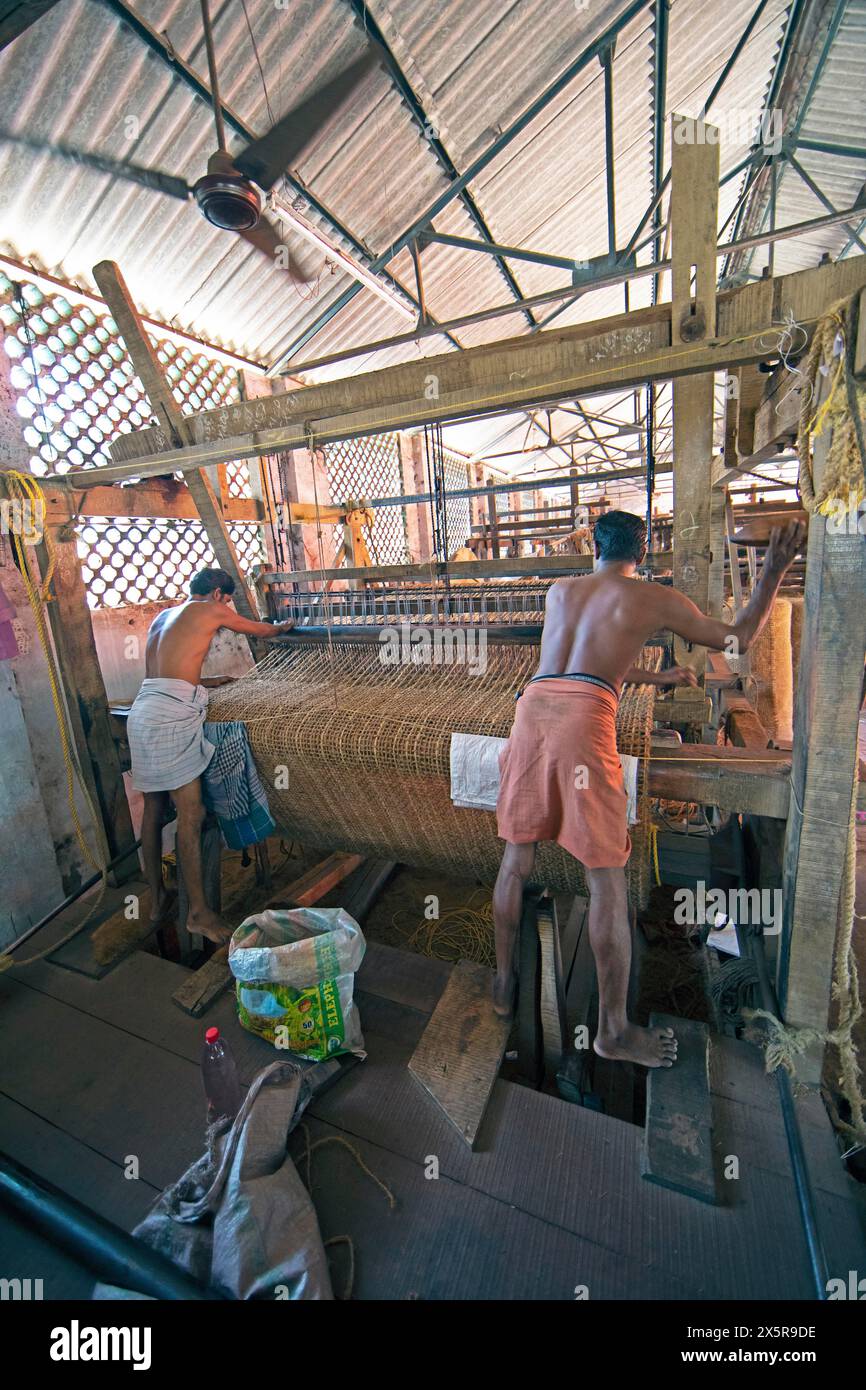 Ouvriers dans l'usine de tissage de la coopération ouvriers Coir Mats et matages, production de tapis de coco, Muhamma, Alappuzha, Kerala, Inde Banque D'Images