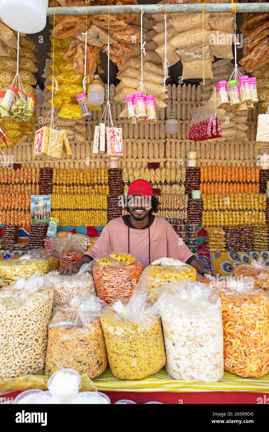Homme indien, 20 ans, vendant des snacks traditionnels de riz, Arthunkal, Kerala, Inde Banque D'Images