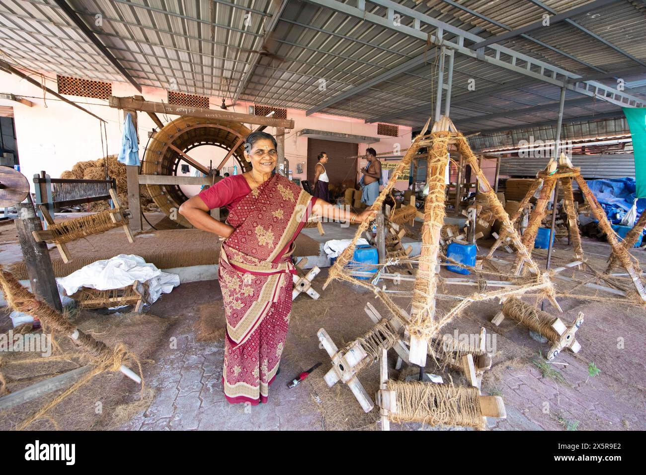 Ouvrier indien, 59 ans, dans le filature des ouvriers Coir Mats et matages coopération, production de tapis de coco, Muhamma, Alappuzha Banque D'Images