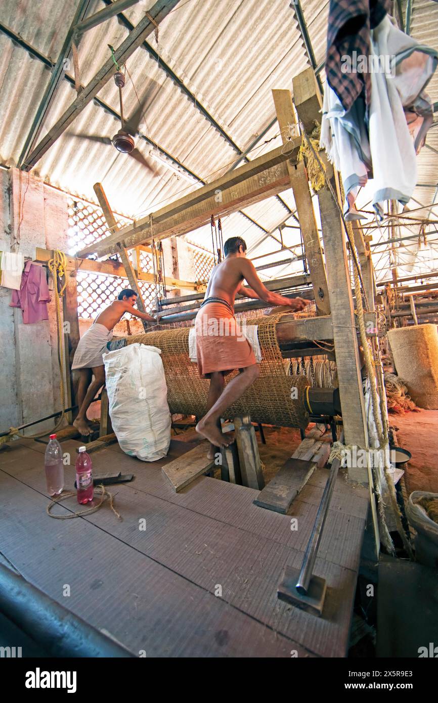 Travailleurs indiens dans l'usine de tissage de la coopération ouvriers Coir Mats et matages, production de tapis de coco, Muhamma, Alappuzha, Kerala, Inde Banque D'Images