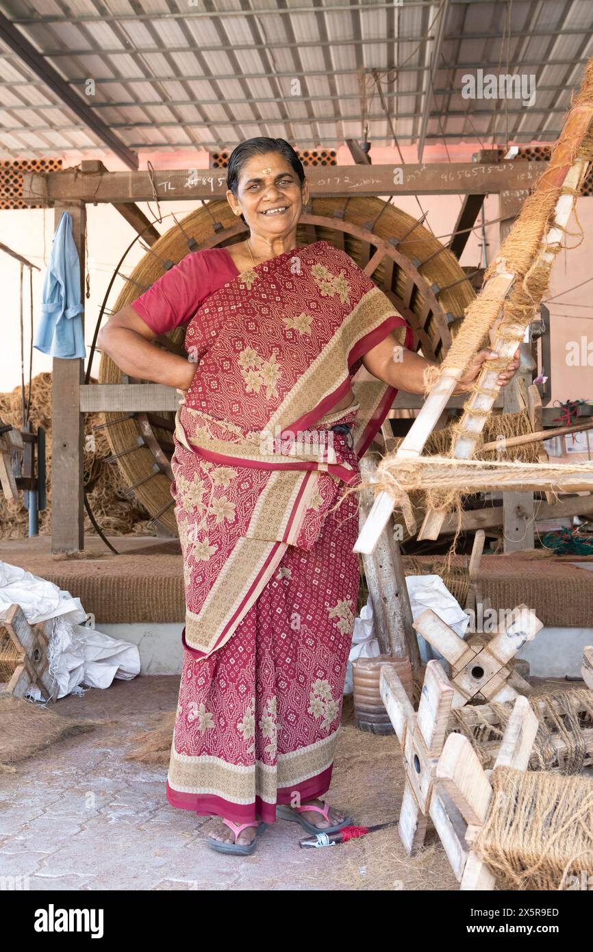 Ouvrier indien, 59 ans, dans le filature des ouvriers Coir Mats et matages coopération, production de tapis de coco, Muhamma, Alappuzha Banque D'Images