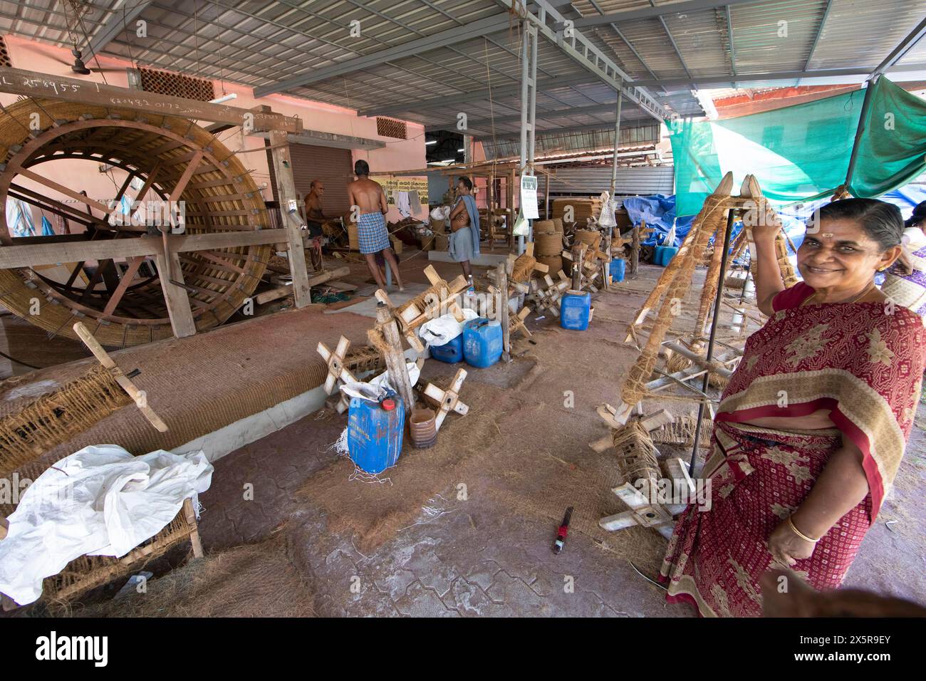 Ouvriers indiens dans la filature de la coopération ouvriers Coir Mats et mattings, production de tapis de coco, Muhamma, Alappuzha, Kerala, Inde Banque D'Images