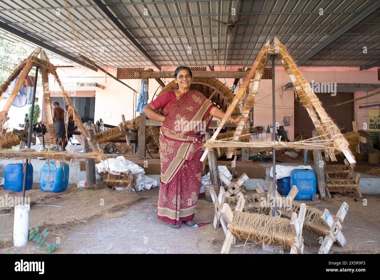 Travailleur indien dans le filature de la coopération ouvriers Coir Mats et mattings, production de tapis de coco, Muhamma, Alappuzha, Kerala, Inde Banque D'Images