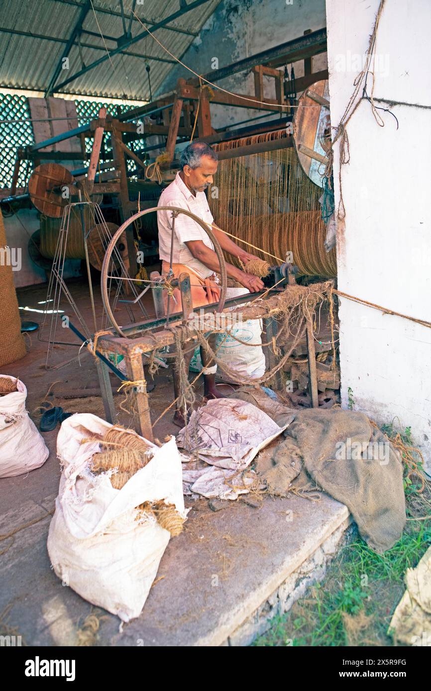 Ouvrier indien enroulant des bobines dans la coopération des ouvriers Coir Mats et Mattings, production de tapis de coco, Muhamma, Alappuzha, Kerala, Inde Banque D'Images