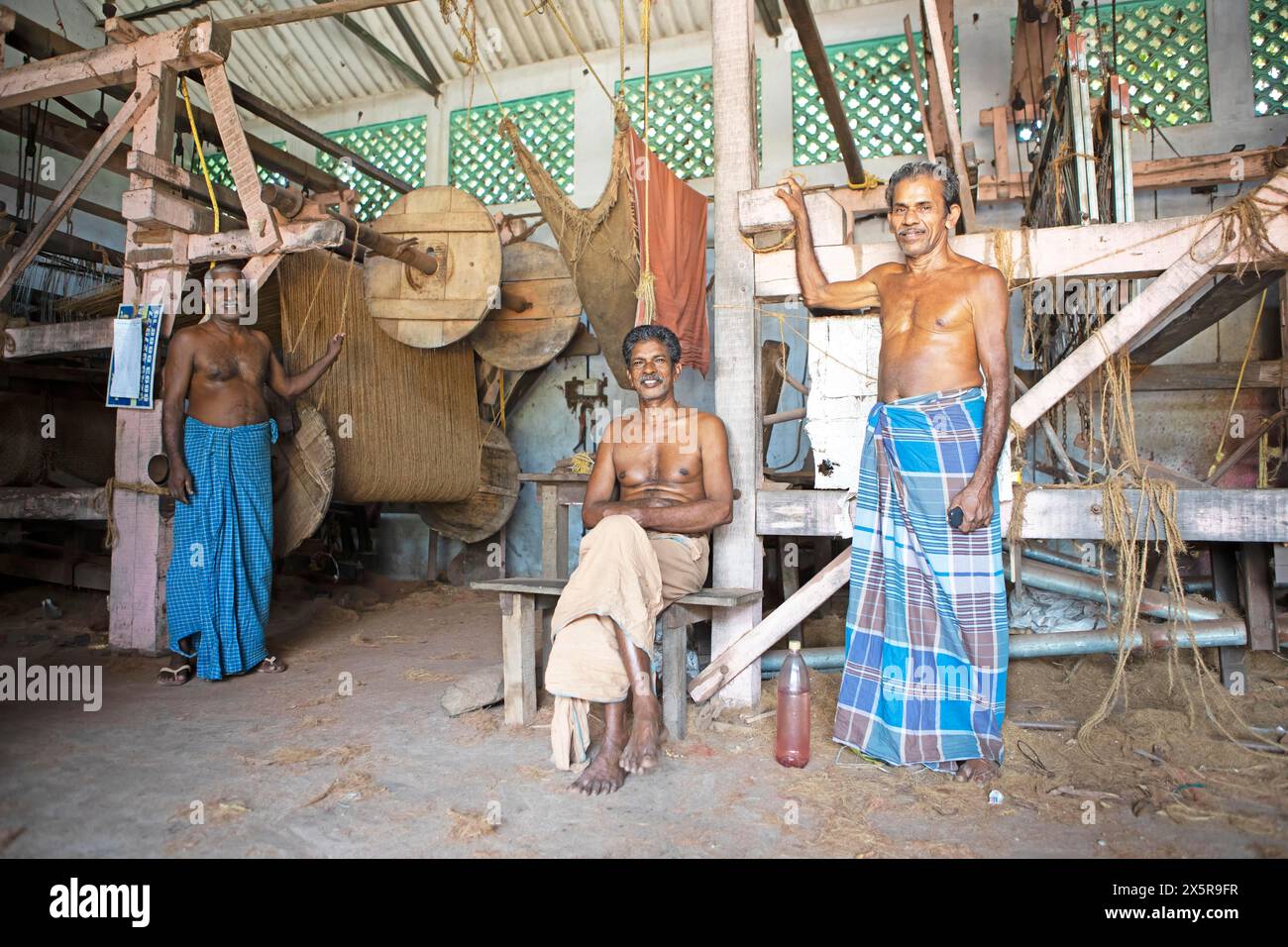 Ouvrier indien dans l'usine de tissage des ouvriers Coir Mats et Mattings coopération, production de tapis de coco, Muhamma, Alappuzha, Kerala, Inde Banque D'Images