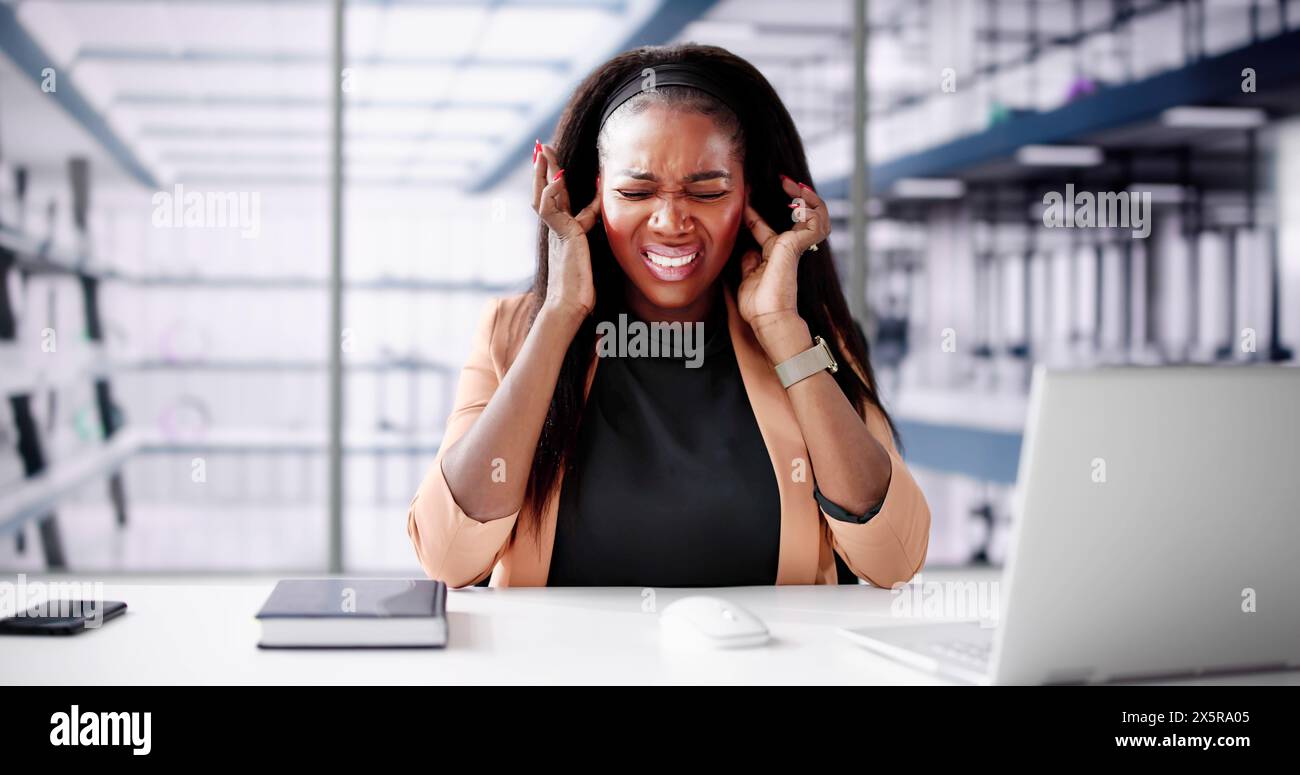 Close-up d'une femme africaine essaie d'écouter avec l'oreille de la main Banque D'Images