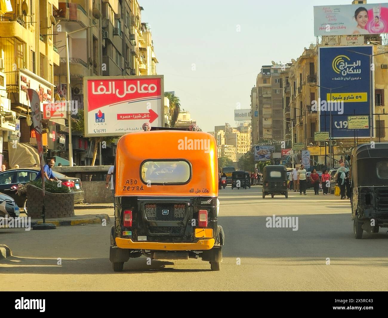 Le Caire, Egypte, 19 avril 2024 : auto rickshaw, baby taxi, mototaxi, pigeon, jonnybee, bajaj, chand gari, lapa, tuk-tuk, tum-tum, Keke-napep, Maruwa, 3whe Banque D'Images