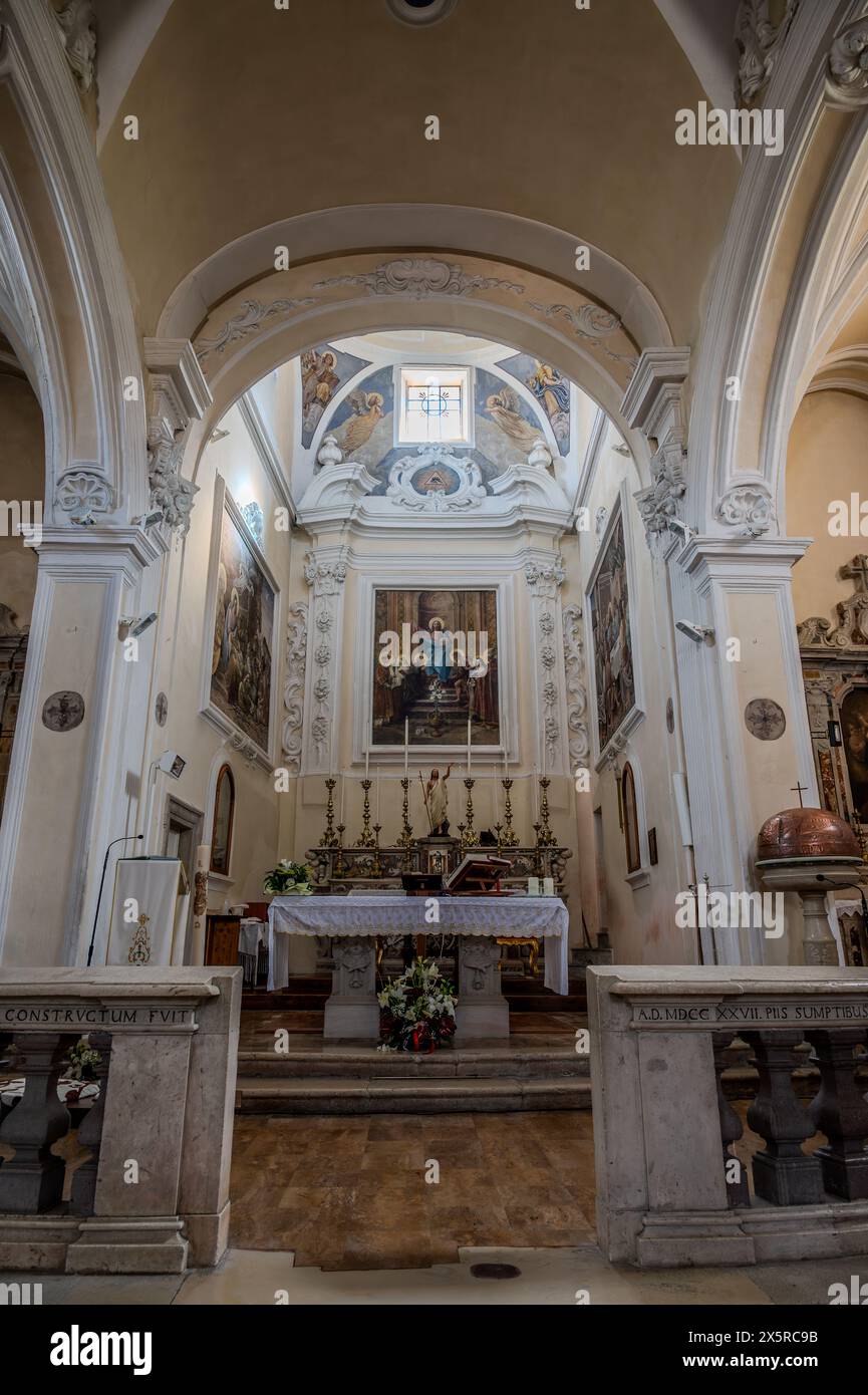 Église mère de San Bartolomeo Apostolo. Anciennement dédié à S. Maria Assunta à cielo. Sa forme est une croix latine, avec trois nefs séparées par t Banque D'Images