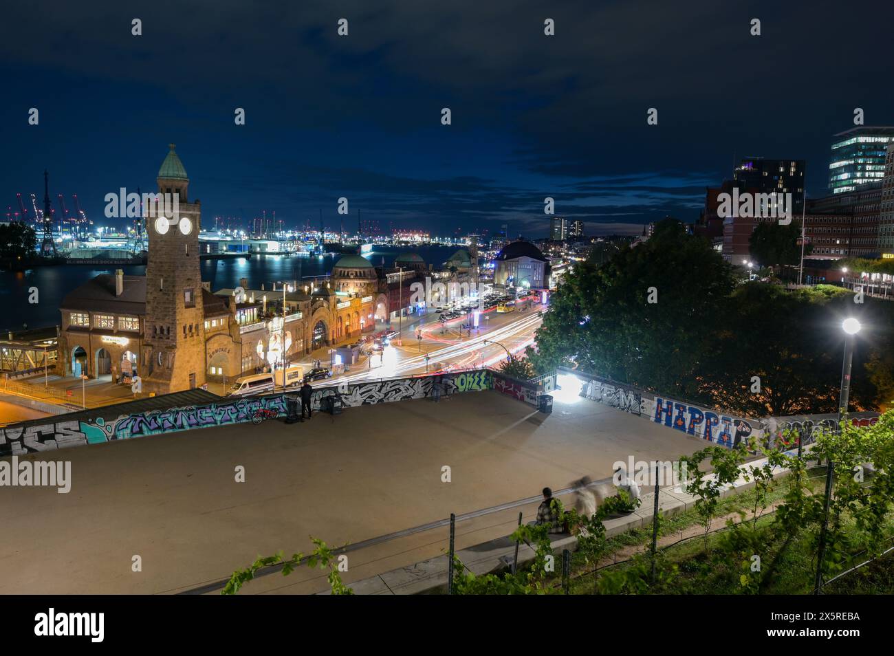 Prog Pauli-Landungsbrücken, Landungsbrücken, Tour de jauge, Tour de l'horloge, traces lumineuses de voitures, heure bleue, Hambourg, Allemagne Banque D'Images