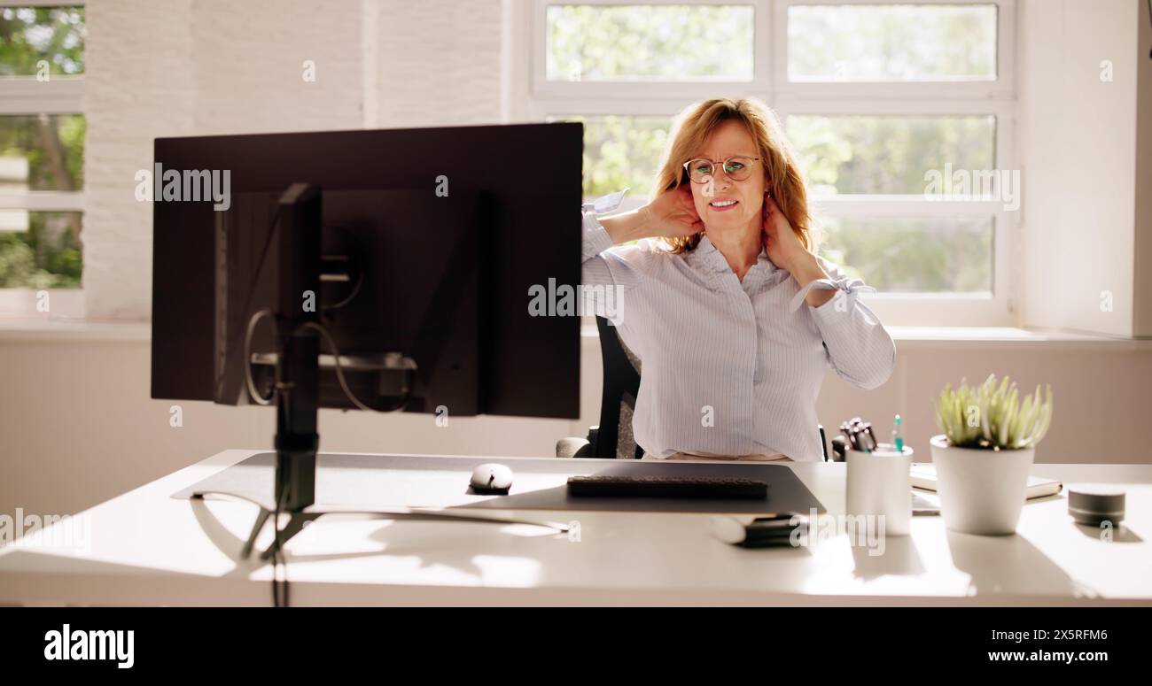 Chaise d'ordinateur ergonomique mauvaise posture et douleur Banque D'Images