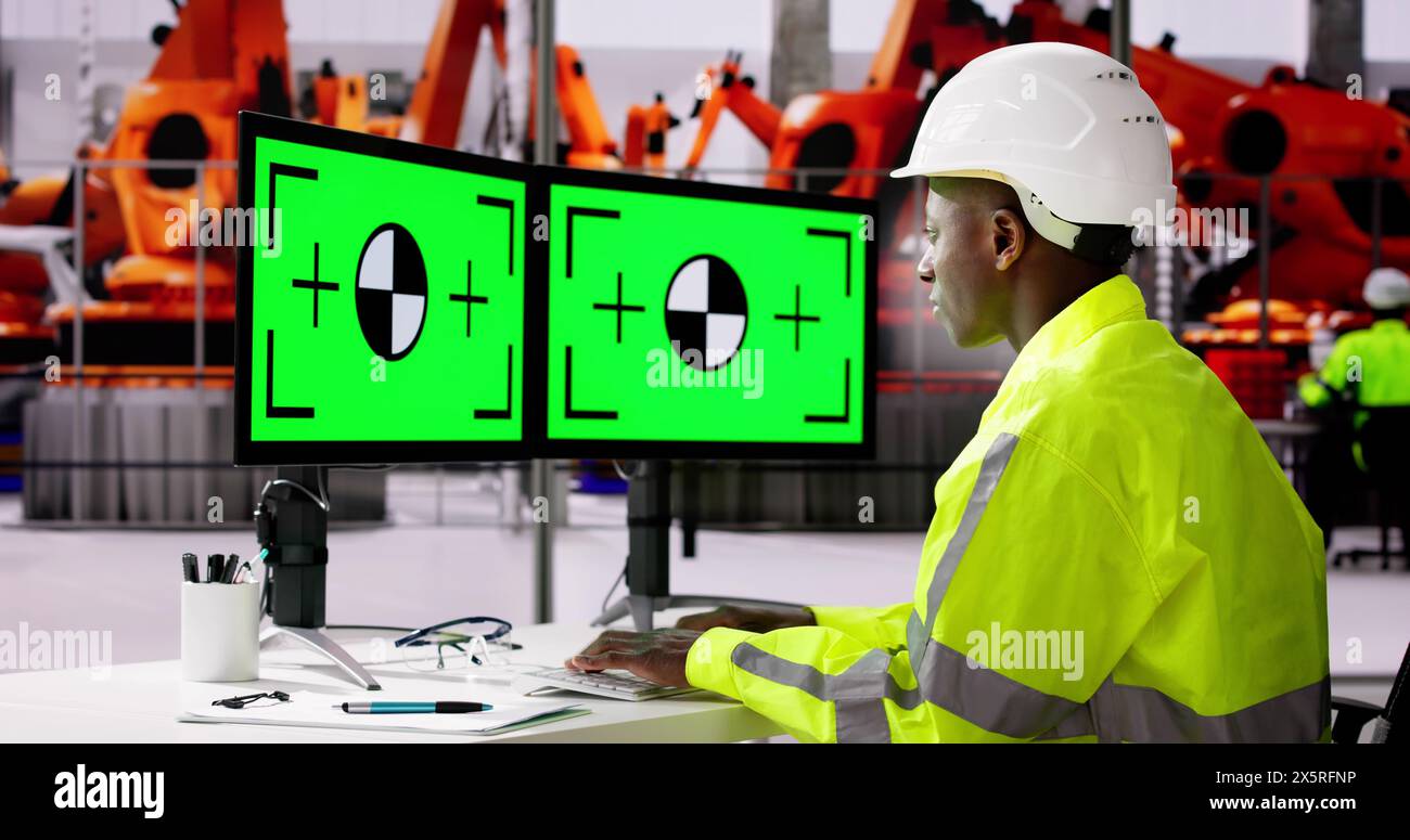 Ingénieur utilisant le moniteur de PC avec l'écran vert dans Modern car Factory Banque D'Images Ingénieur utilisant le moniteur de PC avec l'écran vert dans Modern car Factory Banque D'Images