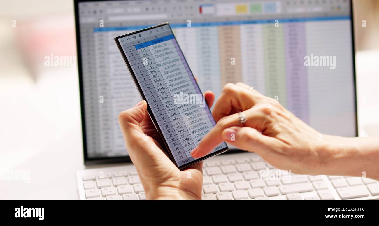 Analyste de données de feuille de calcul utilisant un logiciel informatique sur téléphone Banque D'Images