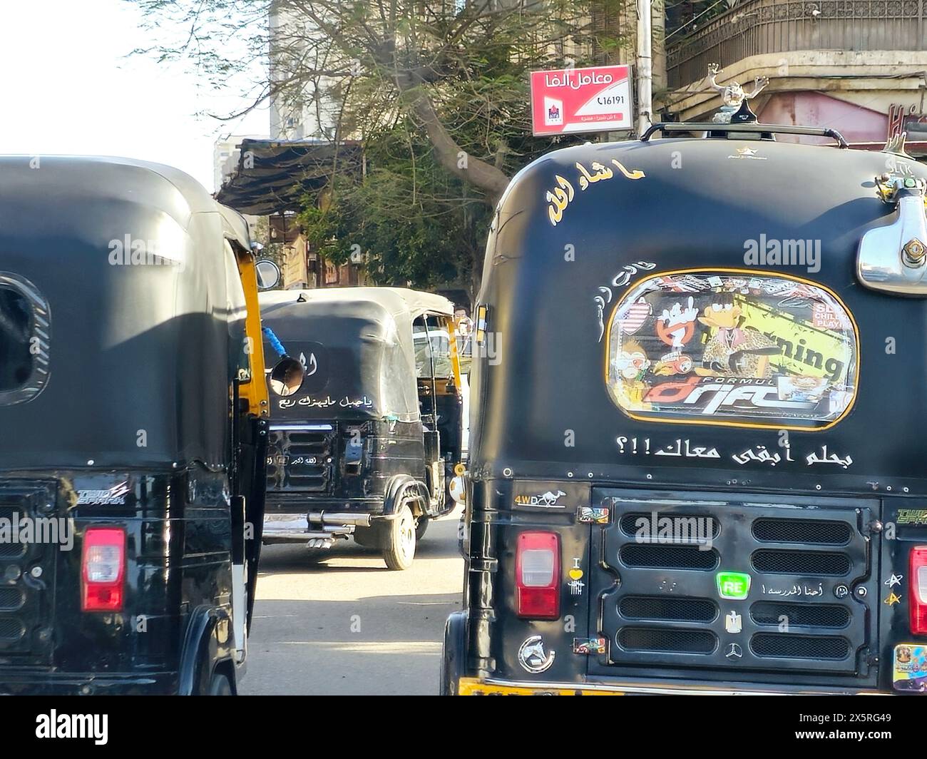 Le Caire, Egypte, 19 avril 2024 : auto rickshaw, baby taxi, mototaxi, pigeon, jonnybee, bajaj, chand gari, lapa, tuk-tuk, tum-tum, Keke-napep, Maruwa, 3whe Banque D'Images