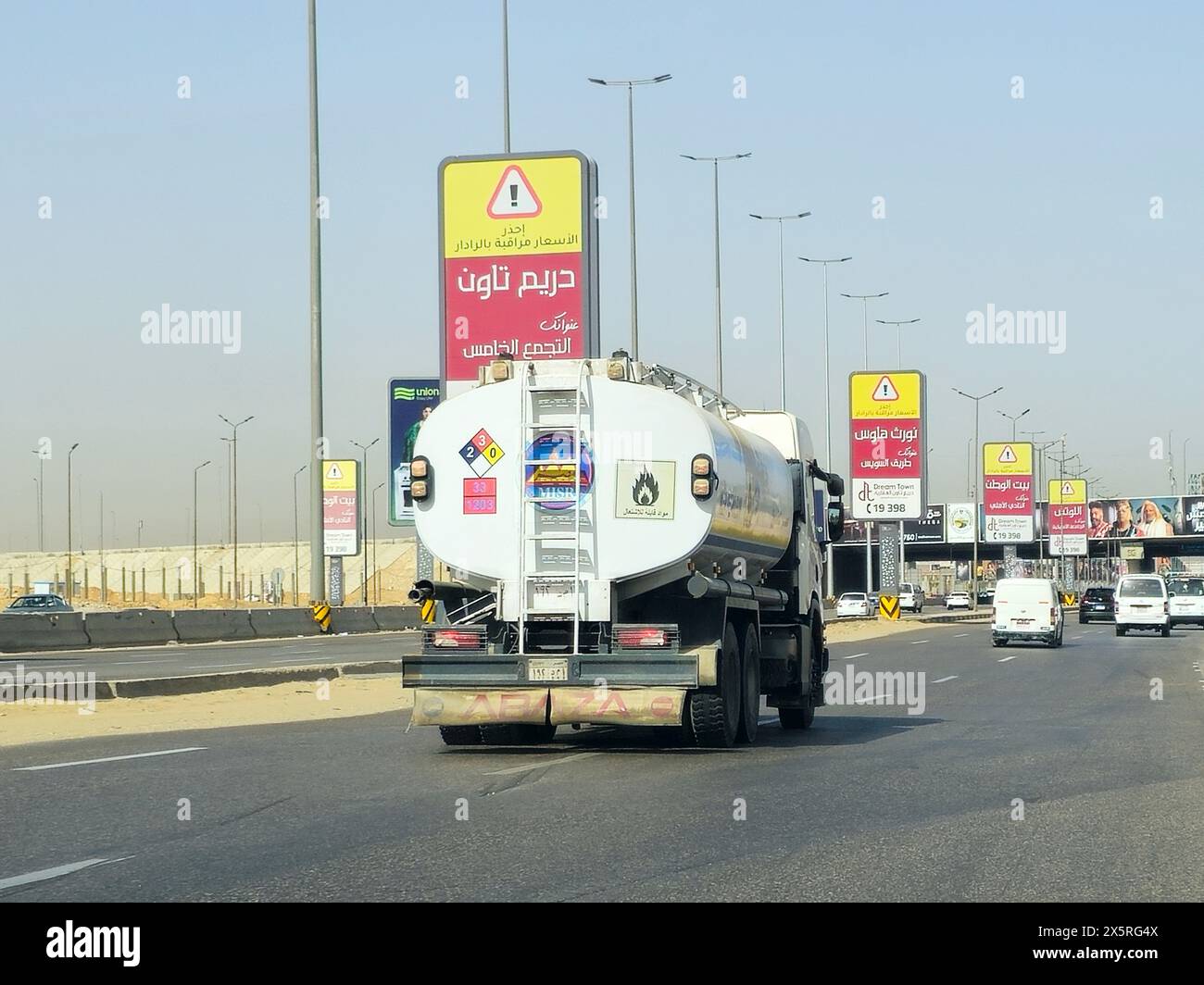 Le Caire, Egypte, 20 avril 2024 : un gros camion avec un réservoir conteneur avec des produits pétroliers de carburant, un camion sur l'autoroute avec un conteneur sur elle livrant Banque D'Images