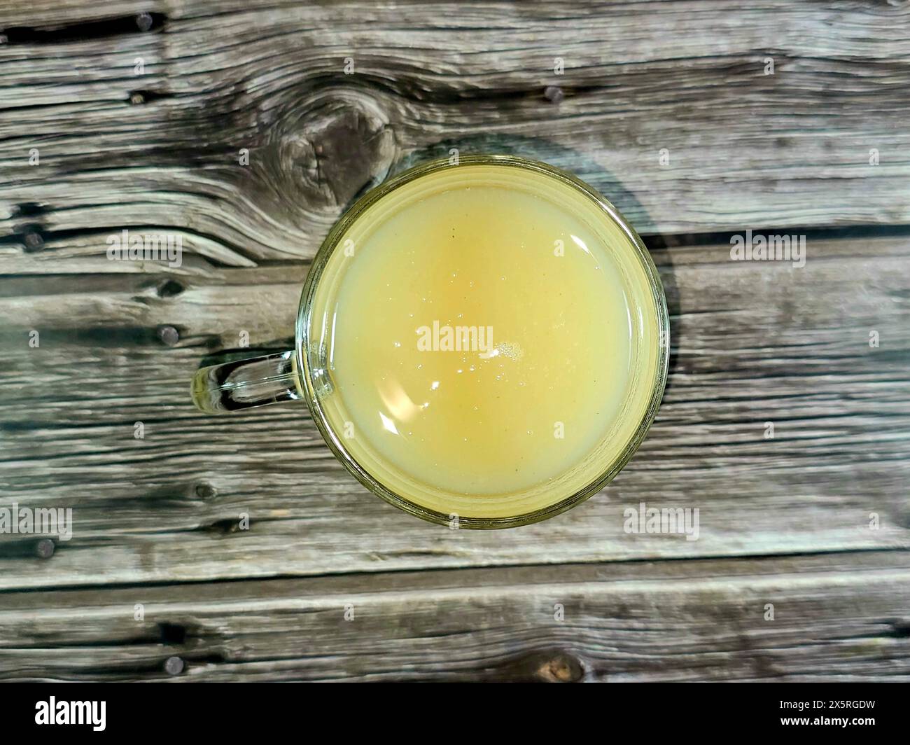 Un verre de jus de goyave, un fruit tropical commun cultivé dans de nombreuses régions tropicales et subtropicales, la goyave commune Psidium guajava (goyave citronnée, ap Banque D'Images