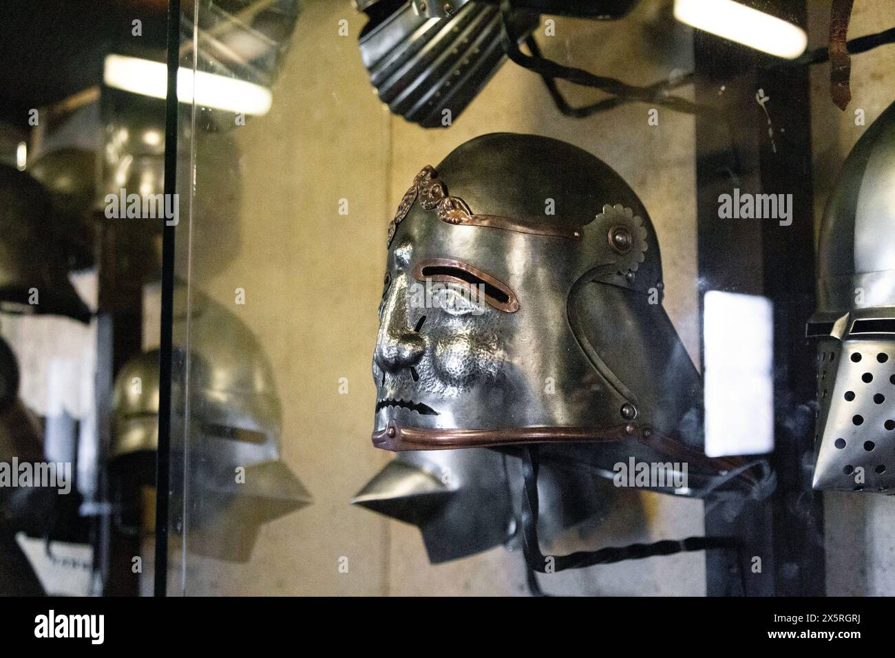 Casque en métal au musée de l'armurerie médiévale dans l'ancienne fortification du XIVe siècle dans la ruelle d'Or, Prague, République tchèque Banque D'Images