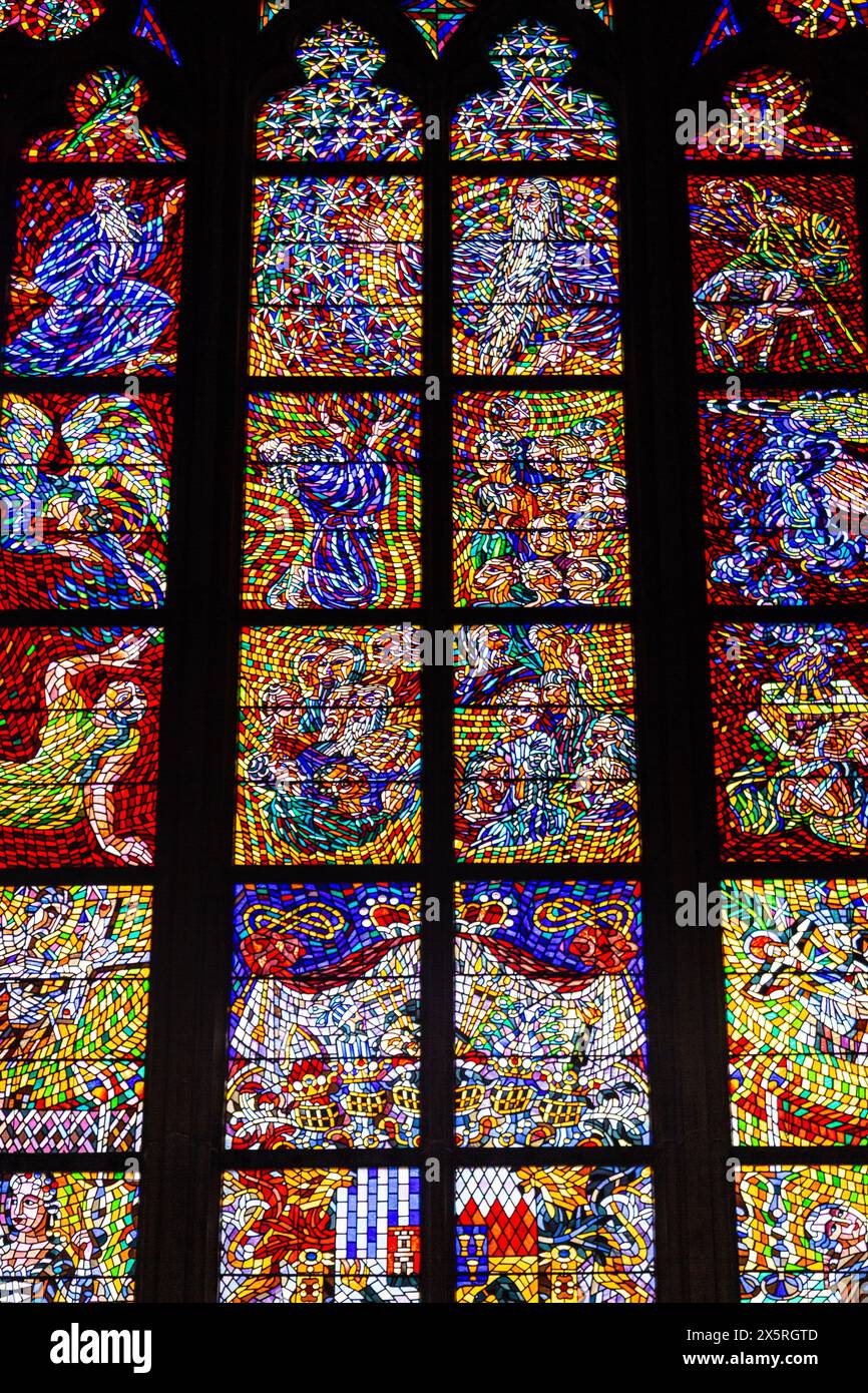 Gros plan d'un vitrail à la cathédrale vitus, Château de Prague, Prague, République tchèque Banque D'Images