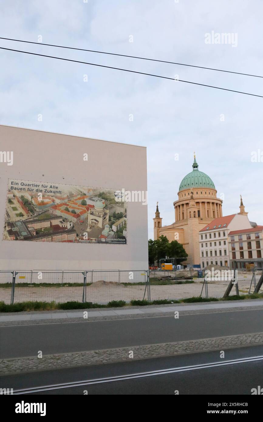 Ein großformatiges Plakate am Gebäude der Stadt- und Landesbibliothek informiert über das neue Wohn- und Geschäftsviertel am Alten Markt in Potsdam, 10. Mai 2024. Rechts meurt Nikolaikirche. Baustelle Alter Markt Potsdam *** Une affiche grand format sur le bâtiment de la bibliothèque municipale et d'État fournit des informations sur le nouveau quartier résidentiel et d'affaires sur l'Alter Markt à Potsdam, le 10 mai 2024 à droite, le chantier Nikolaikirche Alter Markt Potsdam Banque D'Images