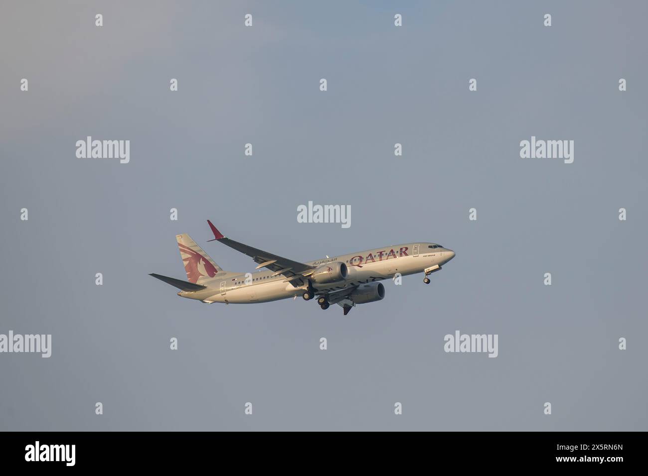 Doha, Qatar - 03 mai 2024 : Qatar Airways Boeing 737 Max 8 Landing Hamad Airport Banque D'Images