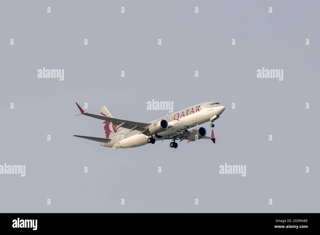 Doha, Qatar - 03 mai 2024 : Qatar Airways Boeing 737 Max 8 Landing Hamad Airport Banque D'Images