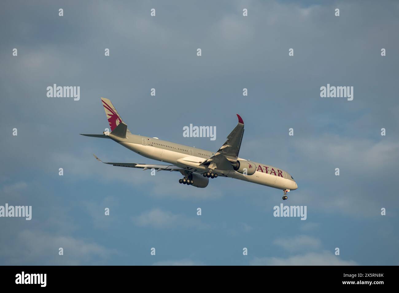 Doha, Qatar - 03 mai 2024 : Qatar Airways Boeing 737 Max 8 Landing Hamad Airport Banque D'Images