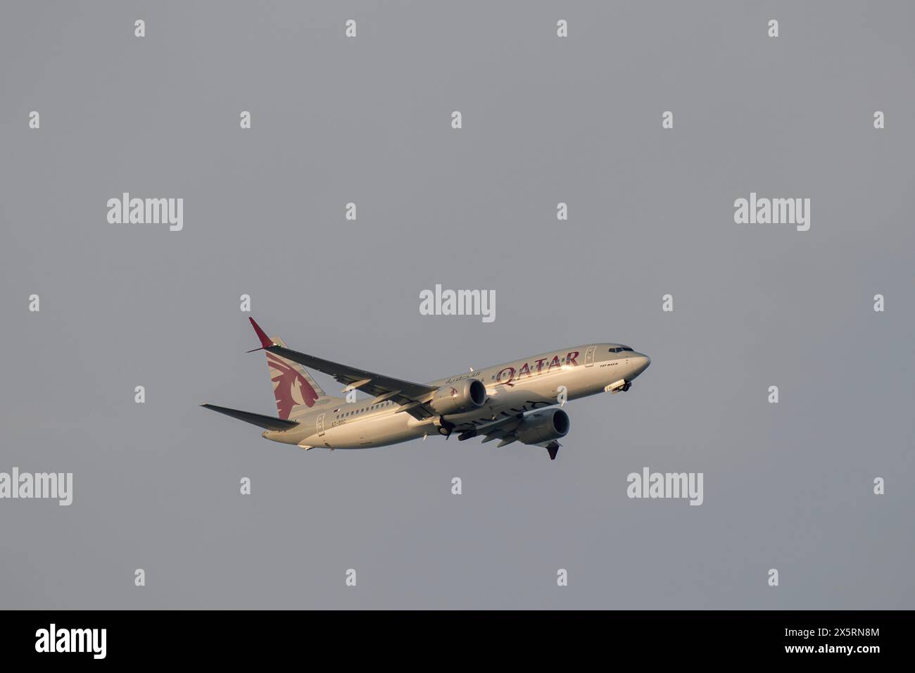 Doha, Qatar - 03 mai 2024 : Qatar Airways Boeing 737 Max 8 Landing Hamad Airport Banque D'Images