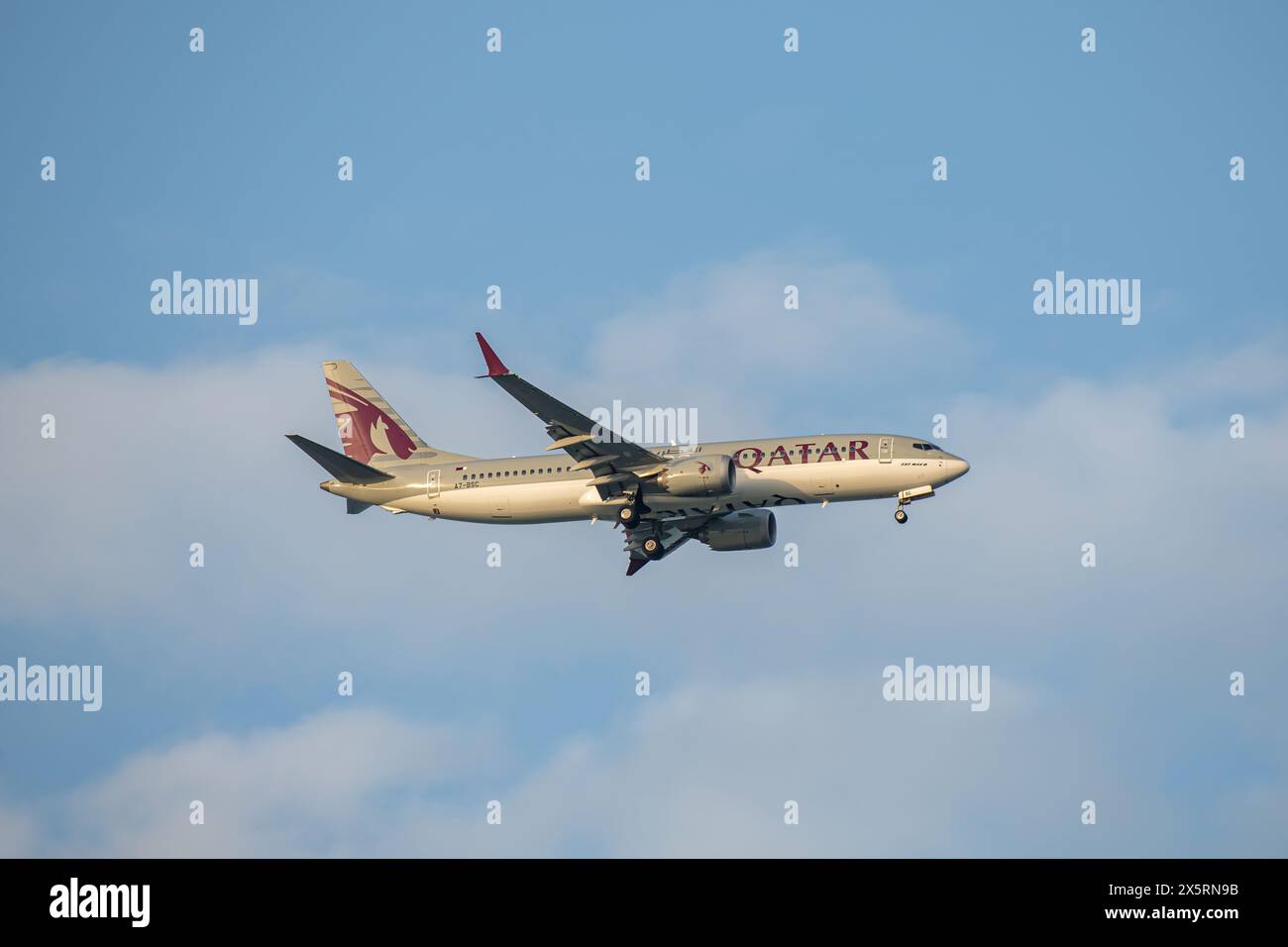 Doha, Qatar - 03 mai 2024 : Qatar Airways Boeing 737 Max 8 Landing Hamad Airport Banque D'Images