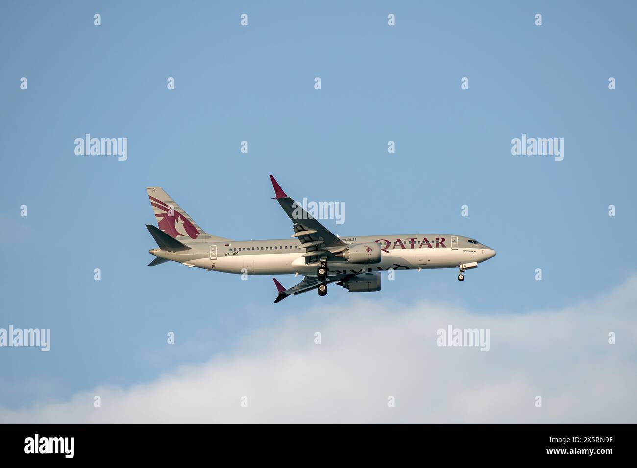 Doha, Qatar - 03 mai 2024 : Qatar Airways Boeing 737 Max 8 Landing Hamad Airport Banque D'Images