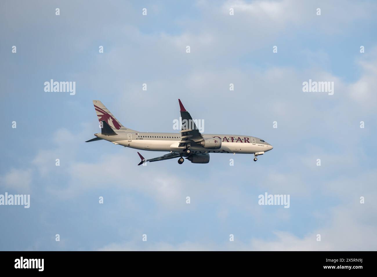 Doha, Qatar - 03 mai 2024 : Qatar Airways Boeing 737 Max 8 Landing Hamad Airport Banque D'Images