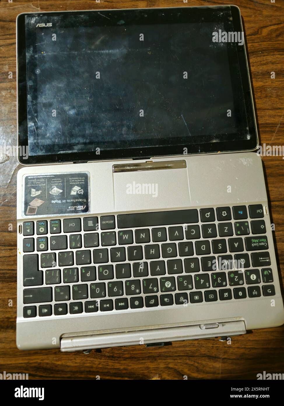 Le Caire, Égypte, mars 31 2024 : Asus transformateur pad, Asus tablette PC, un vieux vintage transformateur pad qui a besoin d'entretien, vieux tablette portable avec Banque D'Images