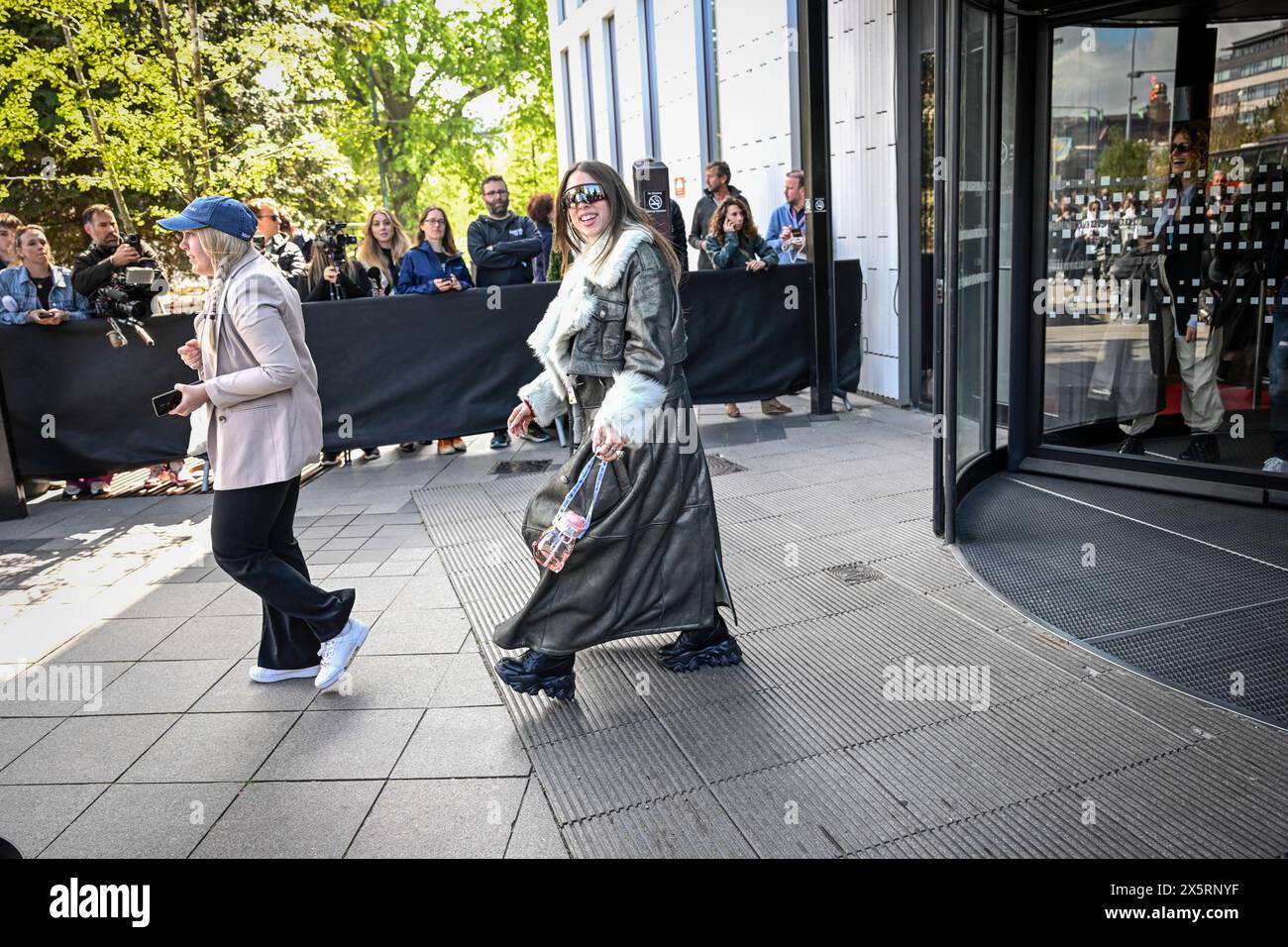 Malmö, SUÈDE 20240511Angelina Mango représentant l'Italie quitte l'hôtel avant la dernière répétition générale avant la finale de la 68e édition du concours Eurovision de la chanson (ESC) à Malmö, Suède, le samedi 11 mai 2024. Photo : Jessica Gow / TT / Code 10070 Banque D'Images