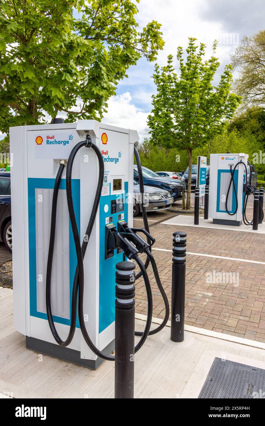 Points de recharge publics pour véhicules électriques dans le parking du supermarché, Chipping Sodbury South Gloucestershire, Royaume-Uni Banque D'Images