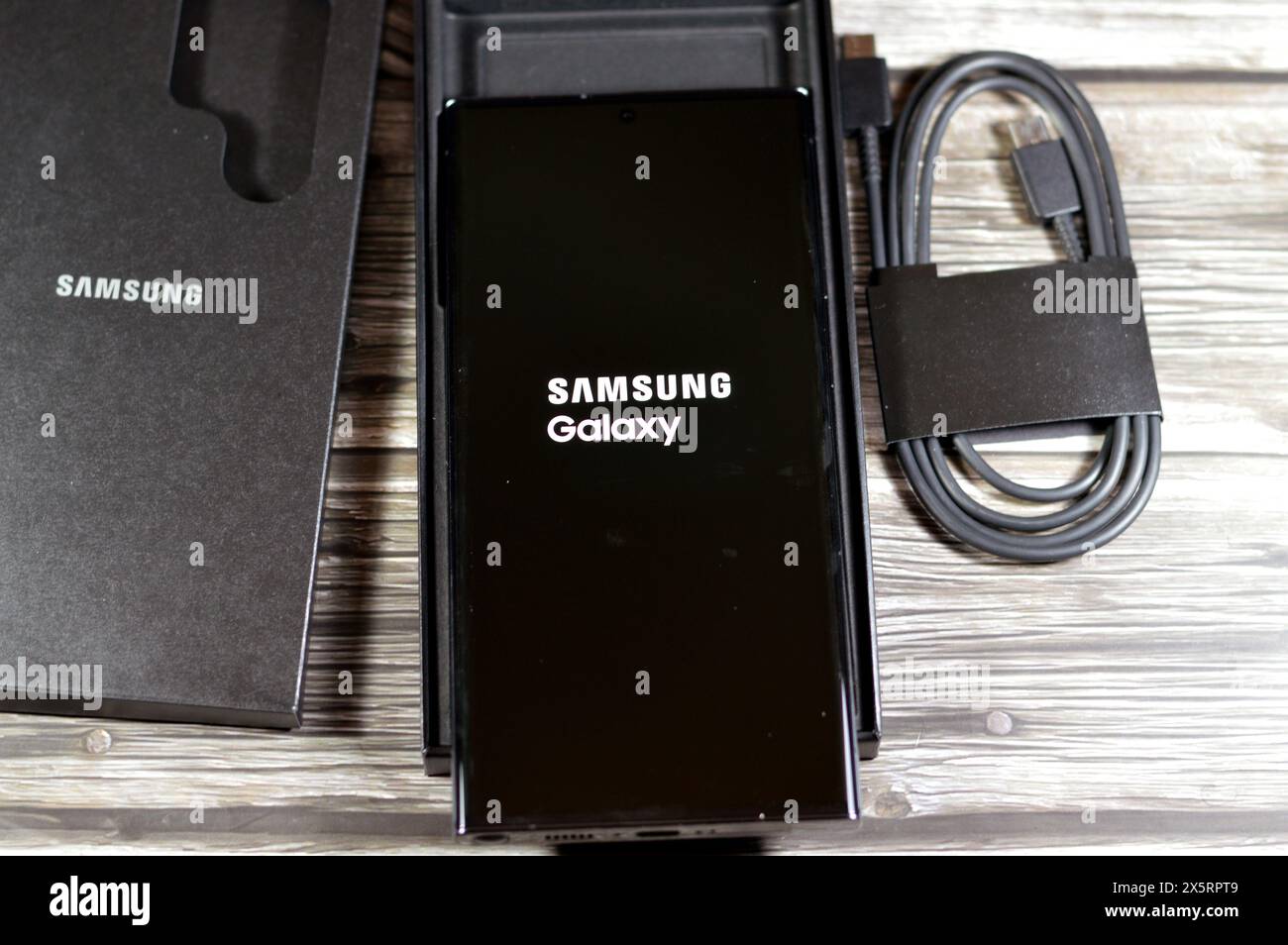 Le Caire, Égypte, 22 mars 2024 : le Samsung Galaxy S23 Ultra, des smartphones Android haut de gamme conçus, développés, fabriqués et commercialisés par Samsu Banque D'Images