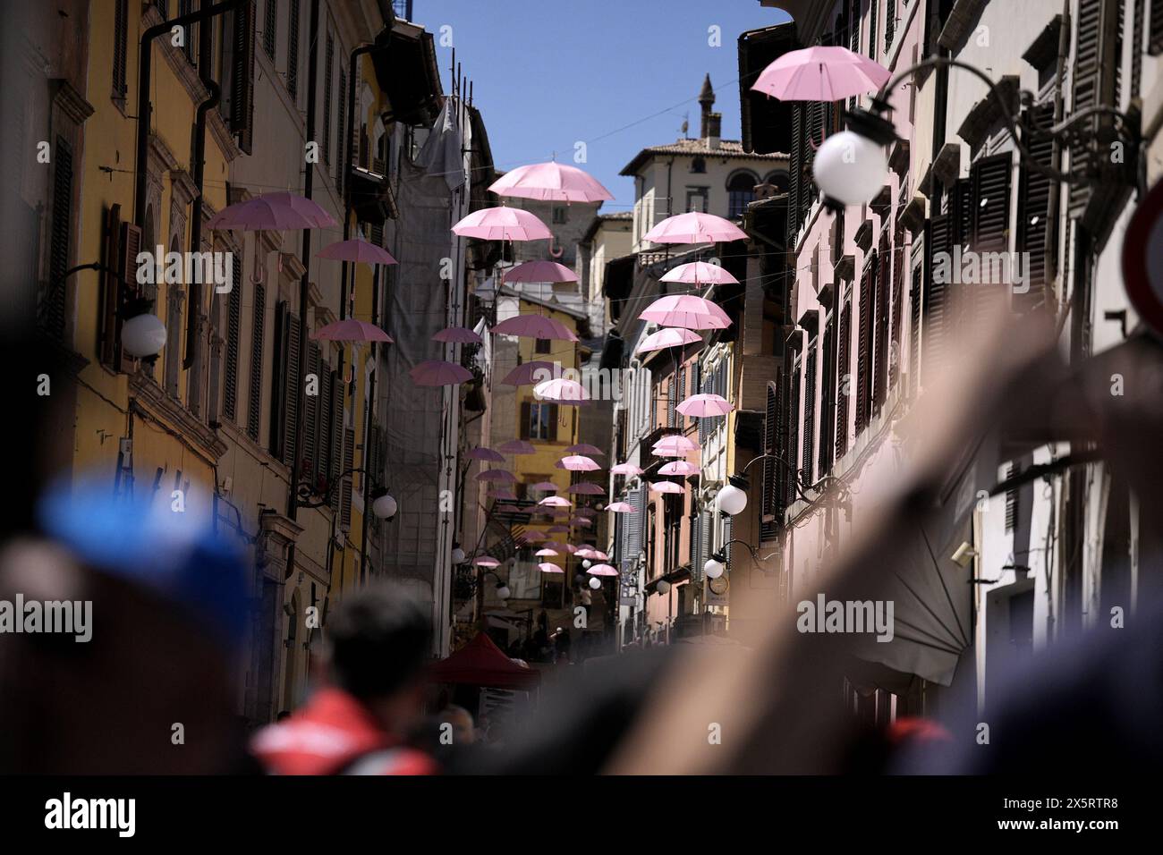 Spoleto, Italie. 11 mai 2024. La ville pendant l'étape 8 du Giro d'Italia de Spoleto à Prati di Tivo, 11 mai 2024 Italie. (Photo de Marco Alpozzi/LaPresse) crédit : LaPresse/Alamy Live News Banque D'Images