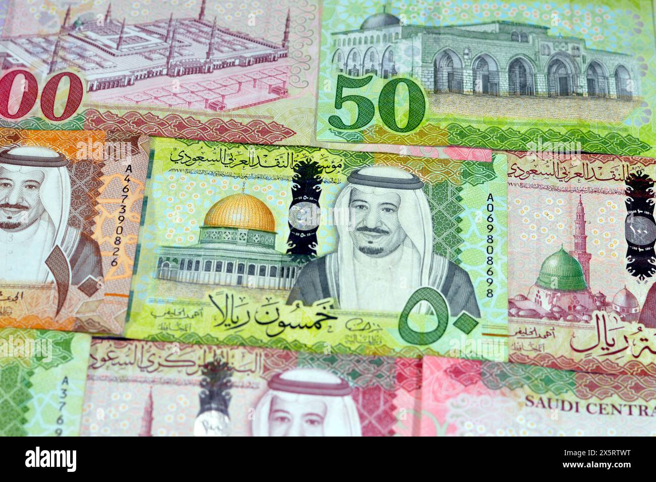 Contexte de l'Arabie Saoudite billets de banque de différentes valeurs, 100, 50, 10 et 5 riyals du roi Salman Bin Abdulaziz Al Saud ère, argent saoudien ex Banque D'Images