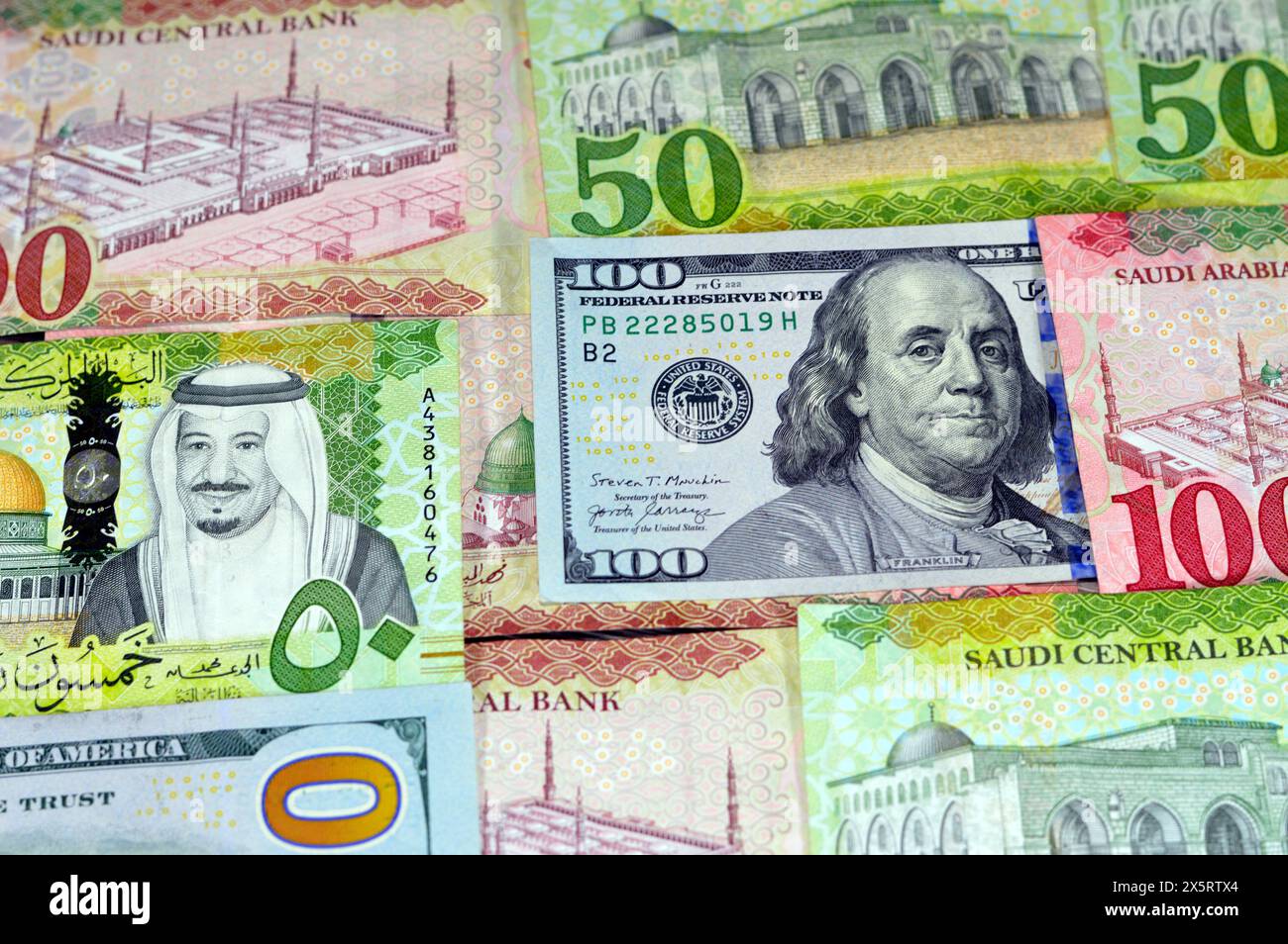 Billets de dollars d'argent américains USD, billets de banque d'argent d'Arabie saoudite de valeurs différentes, 100, 50, 10 et 5 riyals du roi Salman Bin Abdulaziz Al Saoud Banque D'Images