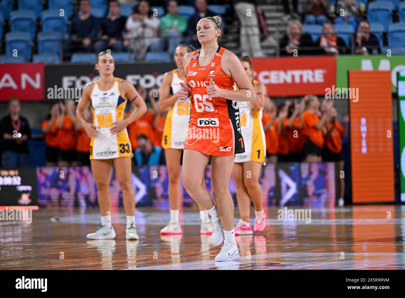 11 mai 2024 ; Ken Rosewall Arena, Sydney, NSW, Australie : Suncorp Super Netball, Giants versus Sunshine Coast Lightning ; JO Harten des Giants mène son équipe sur le terrain Banque D'Images