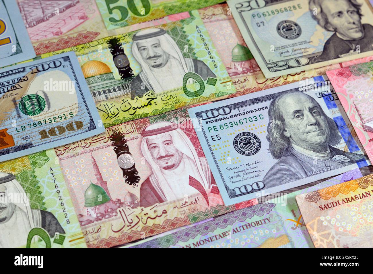 Billets de dollars d'argent américains USD, billets de banque d'argent d'Arabie saoudite de valeurs différentes, 100, 50, 10 et 5 riyals du roi Salman Bin Abdulaziz Al Saoud Banque D'Images