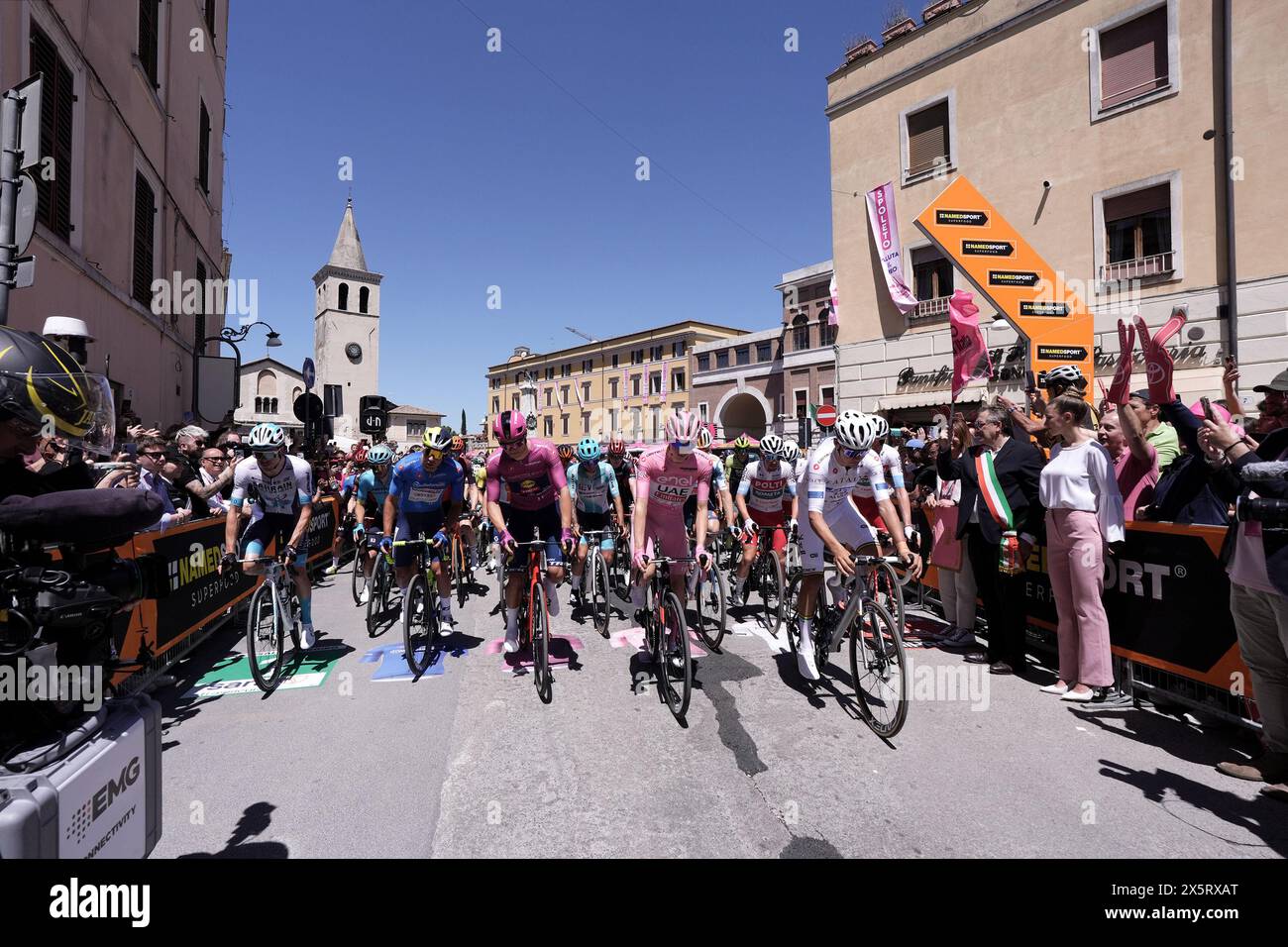 Spoleto, Italie. 11 mai 2024. Maillot blanc Plapp Lucas (Team Jayco Alula), Calmejane Lilian (Team Intermarche' &#x2013; Wanty) maillot bleu, maillot cyclamen Milan Jonathan (Team Lidl - Treck), et maillot rose Pogacar Tadej (Team UAE Emirates), lors du départ de l'étape 8 du Giro d'Italia de Spoleto à Prati di Tivo, 11 mai 2024 Italie. (Photo de Massimo Paolone/LaPresse) crédit : LaPresse/Alamy Live News Banque D'Images