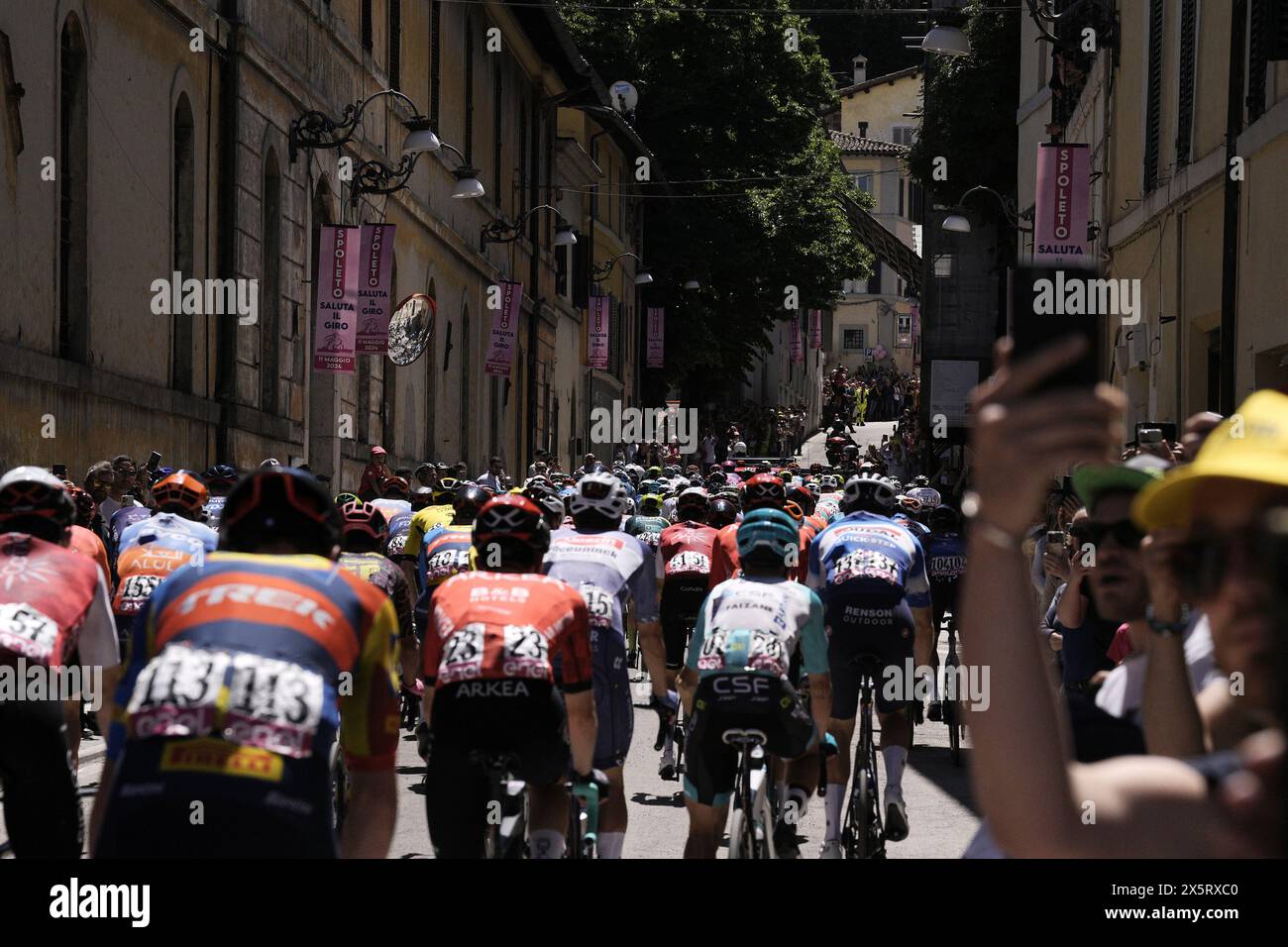 Spoleto, Italie. 11 mai 2024. Le départ de l'étape 8 du Giro d'Italia de Spoleto à Prati di Tivo, 11 mai 2024 Italie. (Photo de Marco Alpozzi/LaPresse) crédit : LaPresse/Alamy Live News Banque D'Images