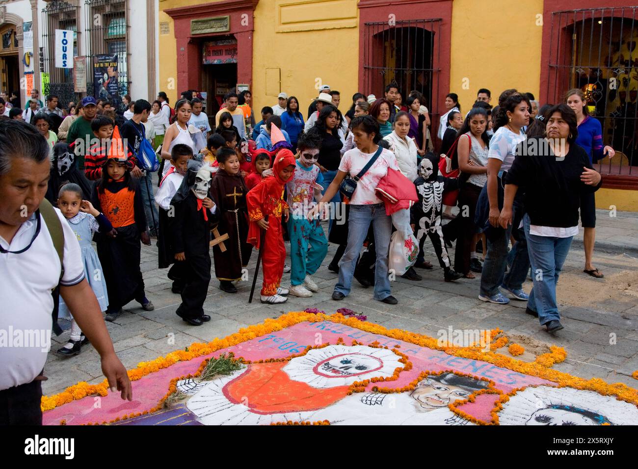 Oaxaca, Mexique, Amérique du Nord. Célébrations du jour des morts. Défilé des enfants, procession, Comparsa, à la mémoire des morts. Banque D'Images