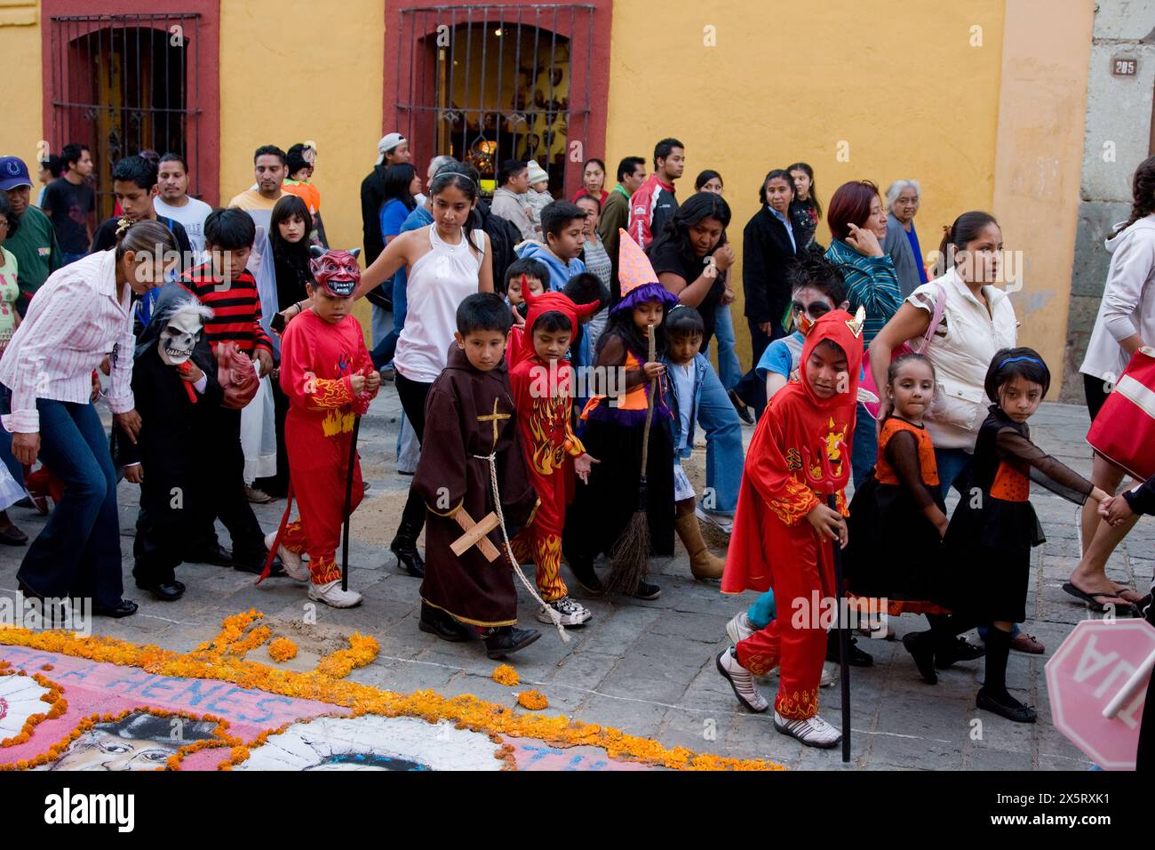 Oaxaca, Mexique, Amérique du Nord. Célébrations du jour des morts. Défilé des enfants, procession, Comparsa, à la mémoire des morts. Banque D'Images